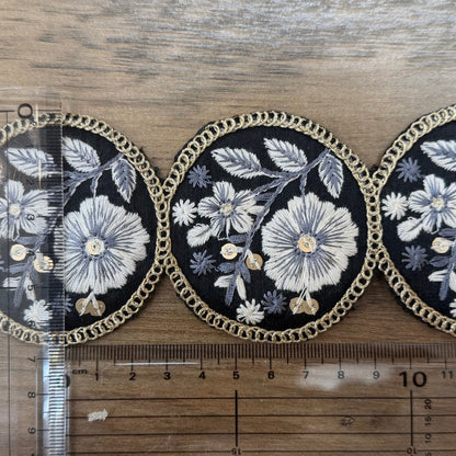 刺繍リボン-【50cm単位】刺繍リボン 細幅 インド刺繍リボン スパンコール 布地 花は輪となり時をつなぐ。 幅約6.7cm 251208002-心が躍る刺繍リボン屋 by船場マップ