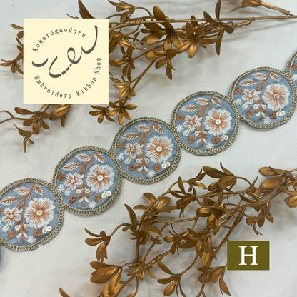 刺繍リボン-【50cm単位】刺繍リボン 細幅 インド刺繍リボン スパンコール 布地 花は輪となり時をつなぐ。 幅約6.7cm 251208002-心が躍る刺繍リボン屋 by船場マップ