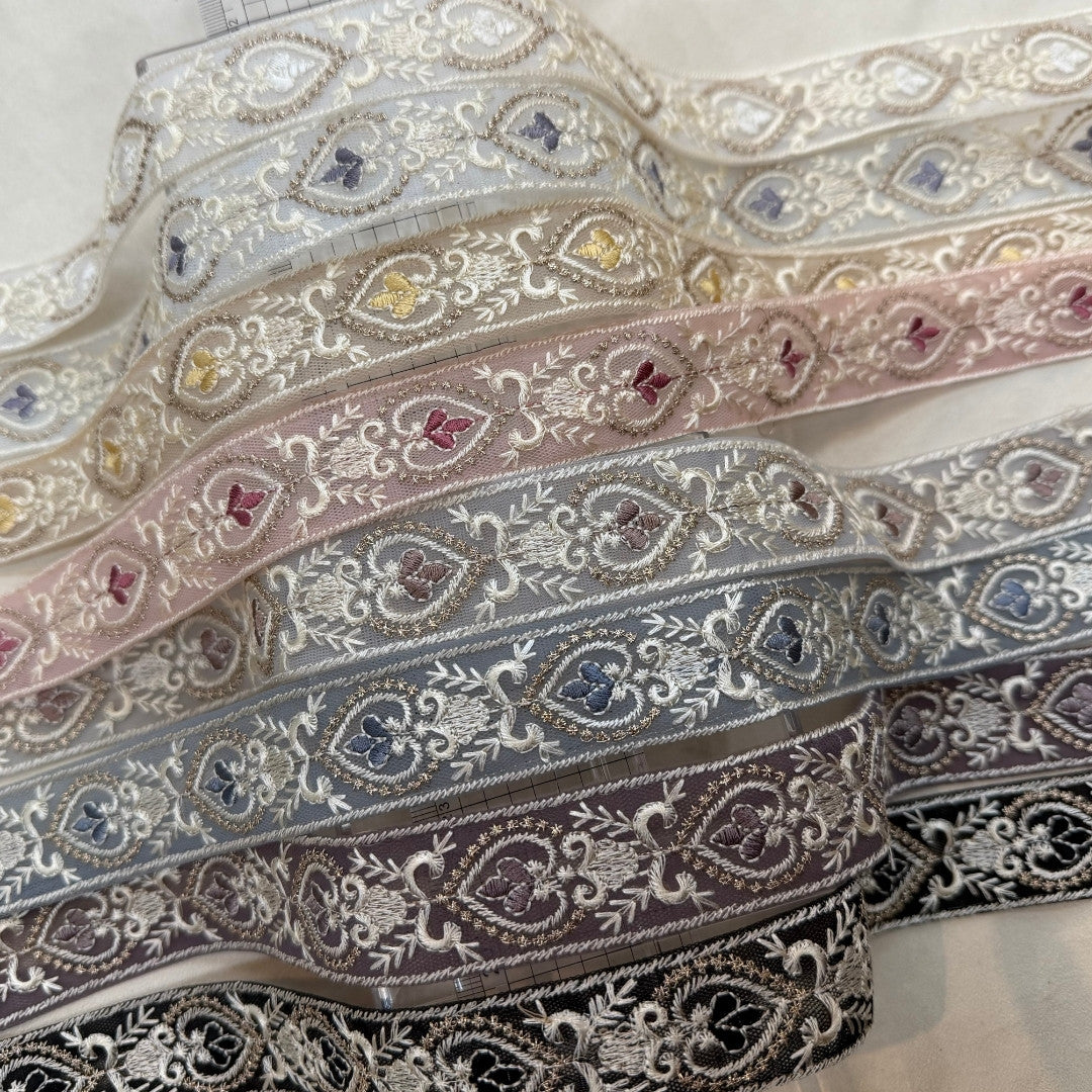刺繍リボン-【50cm単位】刺繍リボン 細幅 インド刺繍リボン ノンスパンコール チュール ハートのシャンデリア 幅約3cm 251208003-心が躍る刺繍リボン屋 by船場マップ