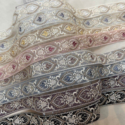 刺繍リボン-【50cm単位】刺繍リボン 細幅 インド刺繍リボン ノンスパンコール チュール ハートのシャンデリア 幅約3cm 251208003-心が躍る刺繍リボン屋 by船場マップ