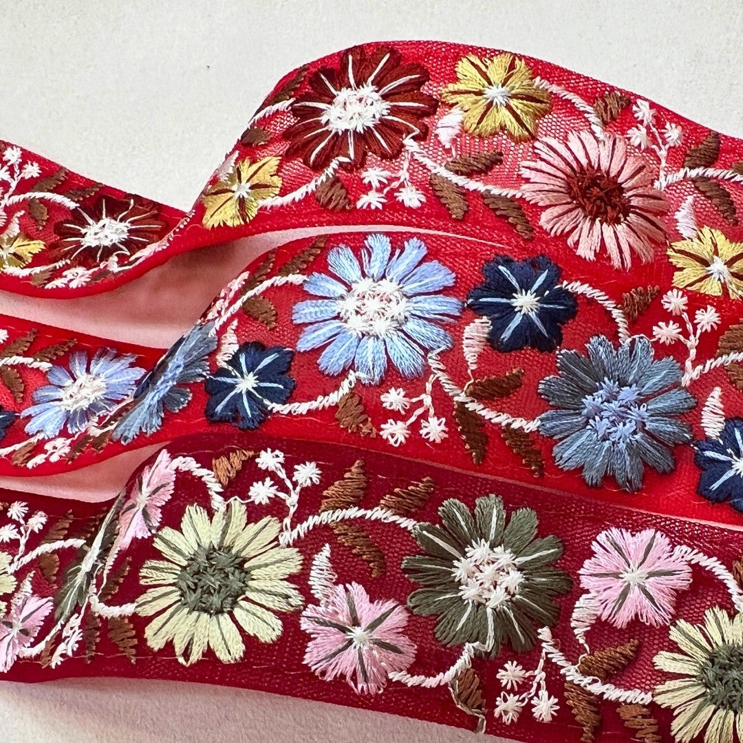 【50cm単位】刺繍リボン インド刺繍リボン 細幅 マーガレット咲く赤い刺繍リボン ノンスパンコール 幅約3.2cm 260206002