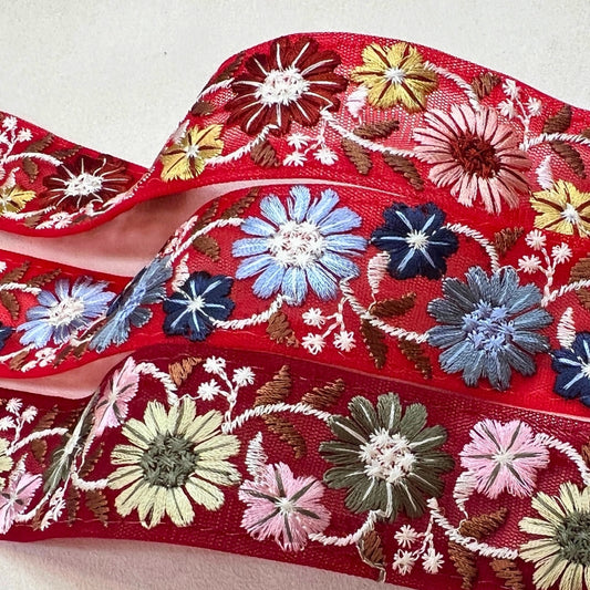 【50cm単位】刺繍リボン インド刺繍リボン 細幅 マーガレット咲く赤い刺繍リボン ノンスパンコール 幅約3.2cm 260206002