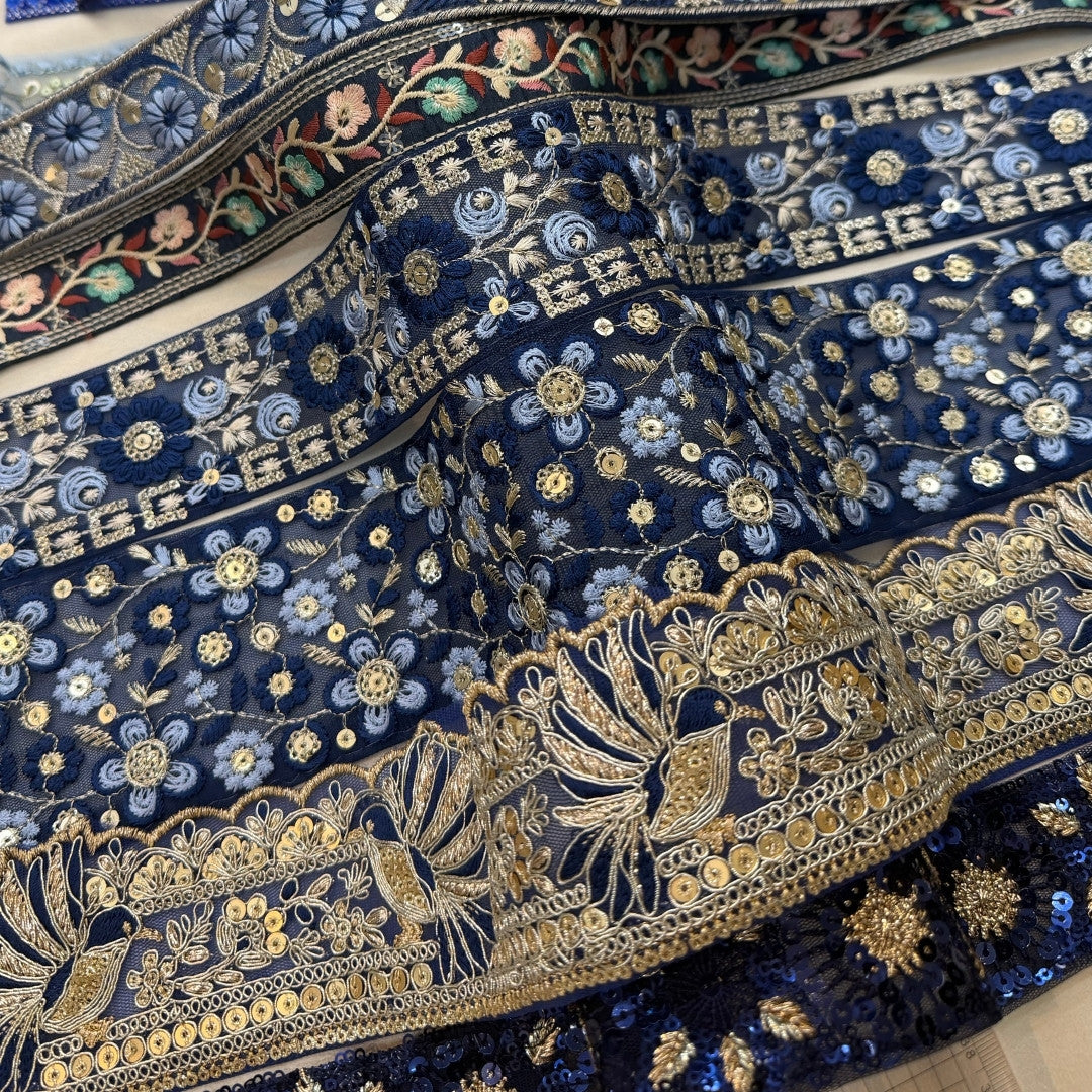 -【50cm単位】刺繍リボン 細幅 インド刺繍リボン スパンコール チュール 布地 青い刺繍リボンに恋して 幅約2.5cm～7.3cm 約25mm～73mm 260206003-心が躍る刺繍リボン屋 by船場マップ