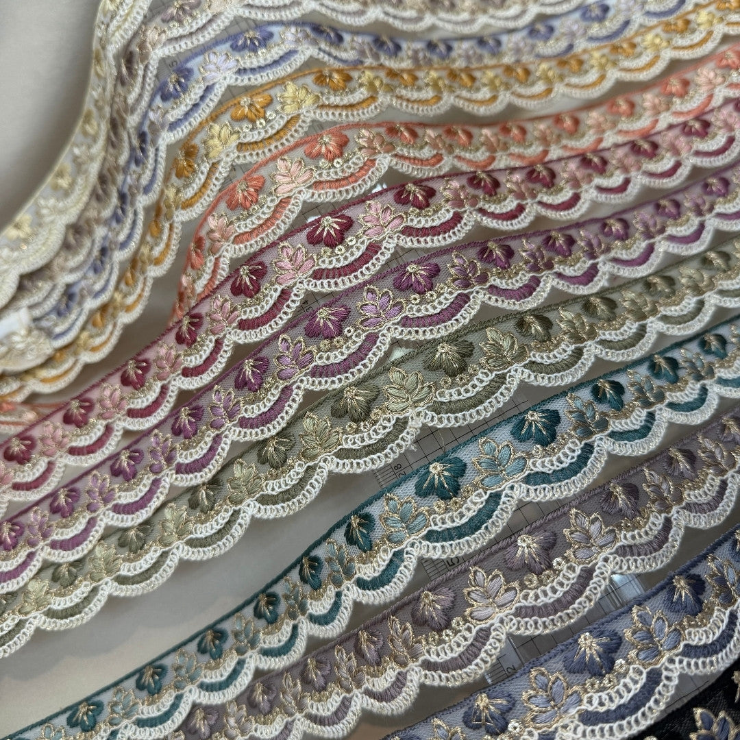 刺繍リボン-【50cm単位】刺繍リボン 細幅 インド刺繍リボン スパンコール チュール 乙女の花園スカラップ 幅約2.6cm 260413002-心が躍る刺繍リボン屋 by船場マップ