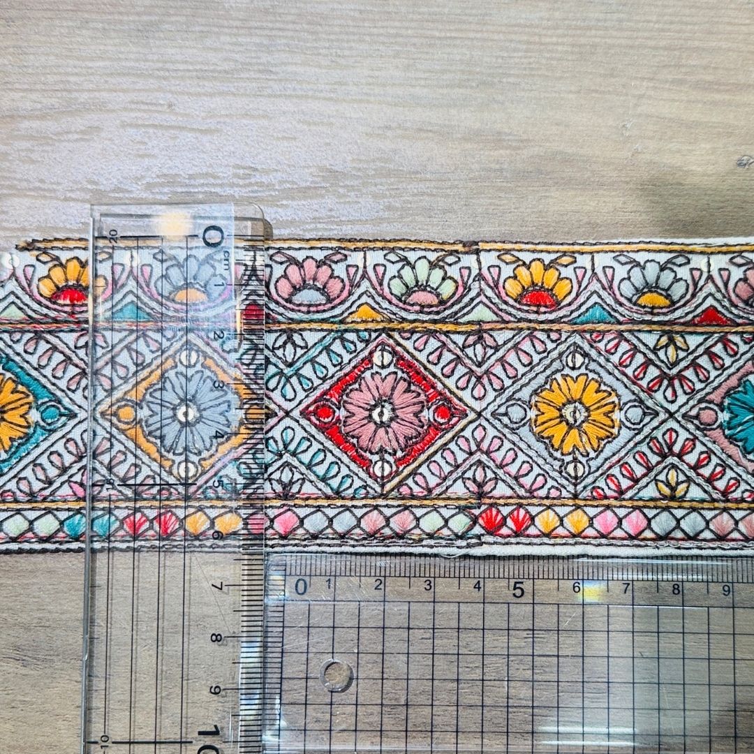 【50cm単位】 刺繍リボン インド刺繍リボン 中太幅 お花のモザイク絵 布地 約6.5cm 260711017