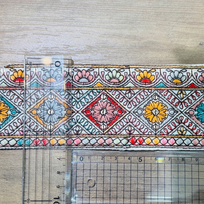 【50cm単位】 刺繍リボン インド刺繍リボン 中太幅 お花のモザイク絵 布地 約6.5cm 260711017