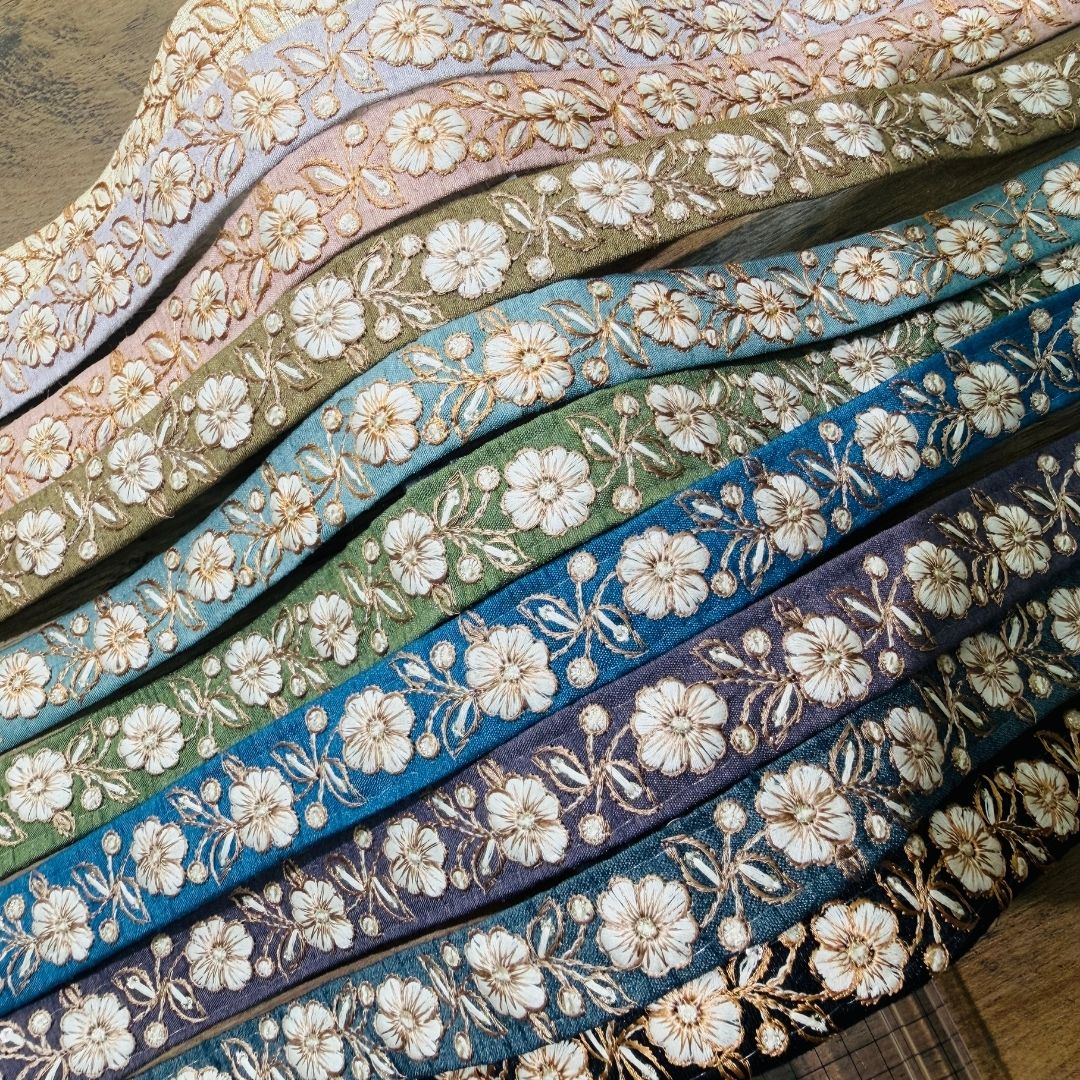 【50cm単位】 刺繍リボン インド刺繍リボン 細幅 布地  スパンコール 約2.2cm幅 約20mm～25mm 魔法にかけられて氷の結晶の花２ 260718003