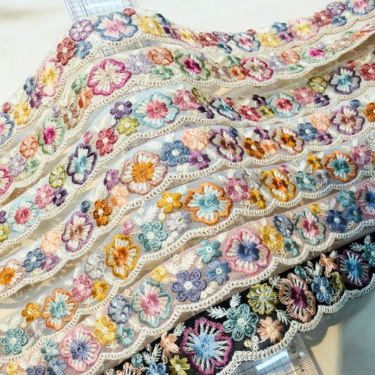 【50cm単位】 刺繍リボン インド刺繍リボン チュール スパンコール パステルカラーのお花畑 スカラップ 細幅 幅約3.5cm 260718012