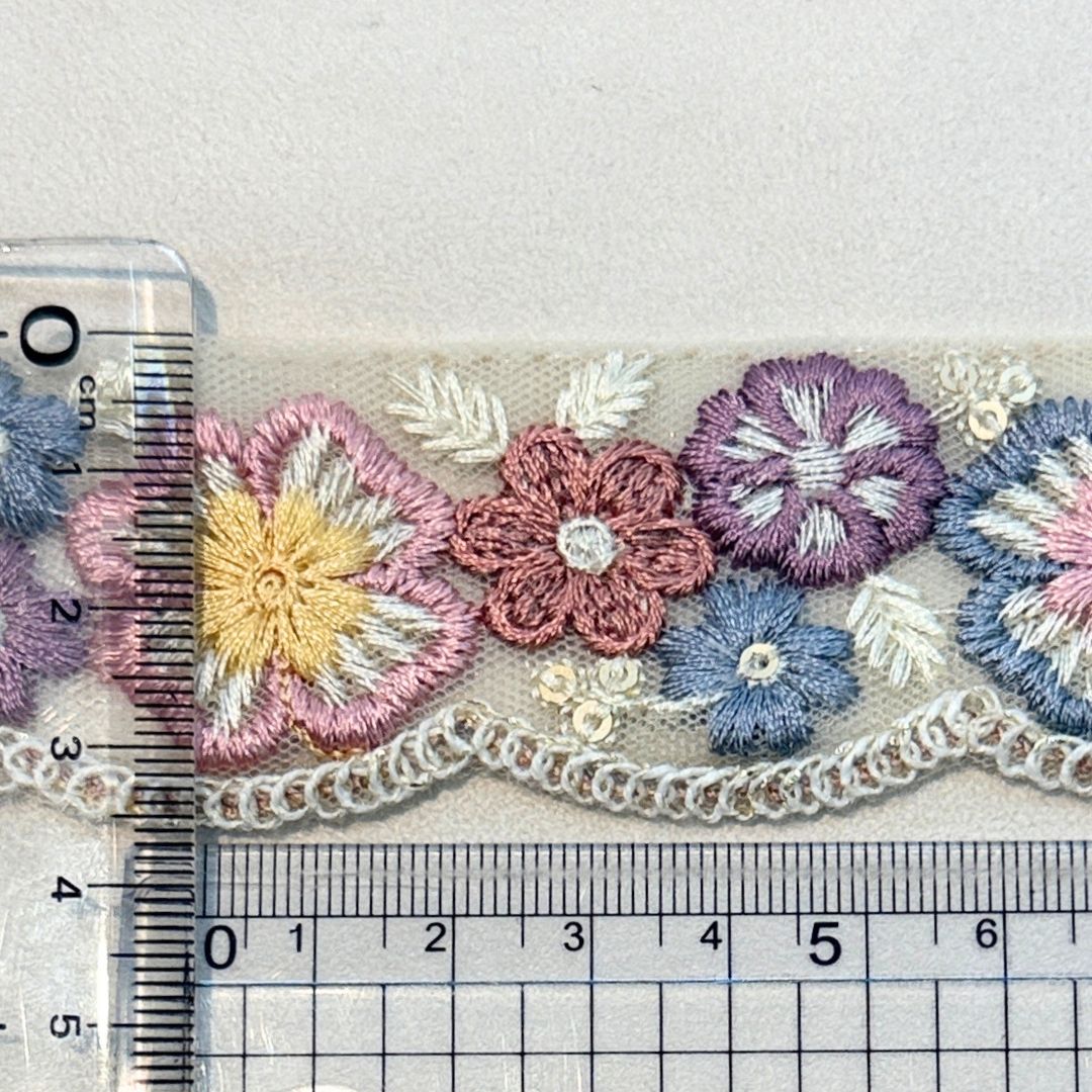 【50cm単位】 刺繍リボン インド刺繍リボン チュール スパンコール パステルカラーのお花畑 スカラップ 細幅 幅約3.5cm 260718012
