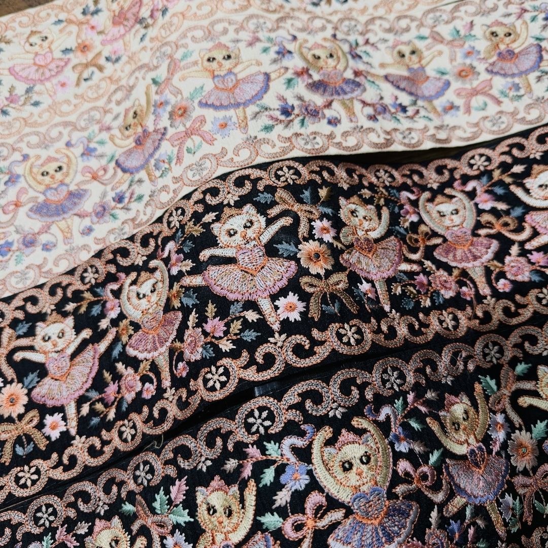 【50cm単位】刺繍リボン インド刺繍リボン 猫柄 ノンスパンコール 心が躍るバレエコレクション Vol.1 眠れる森の猫のバレリーナ 幅約11cm 260921001