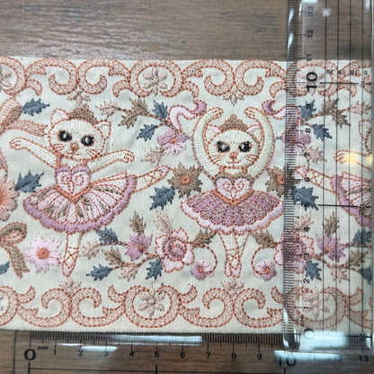 【50cm単位】刺繍リボン インド刺繍リボン 猫柄 ノンスパンコール 心が躍るバレエコレクション Vol.1 眠れる森の猫のバレリーナ 幅約11cm 260921001