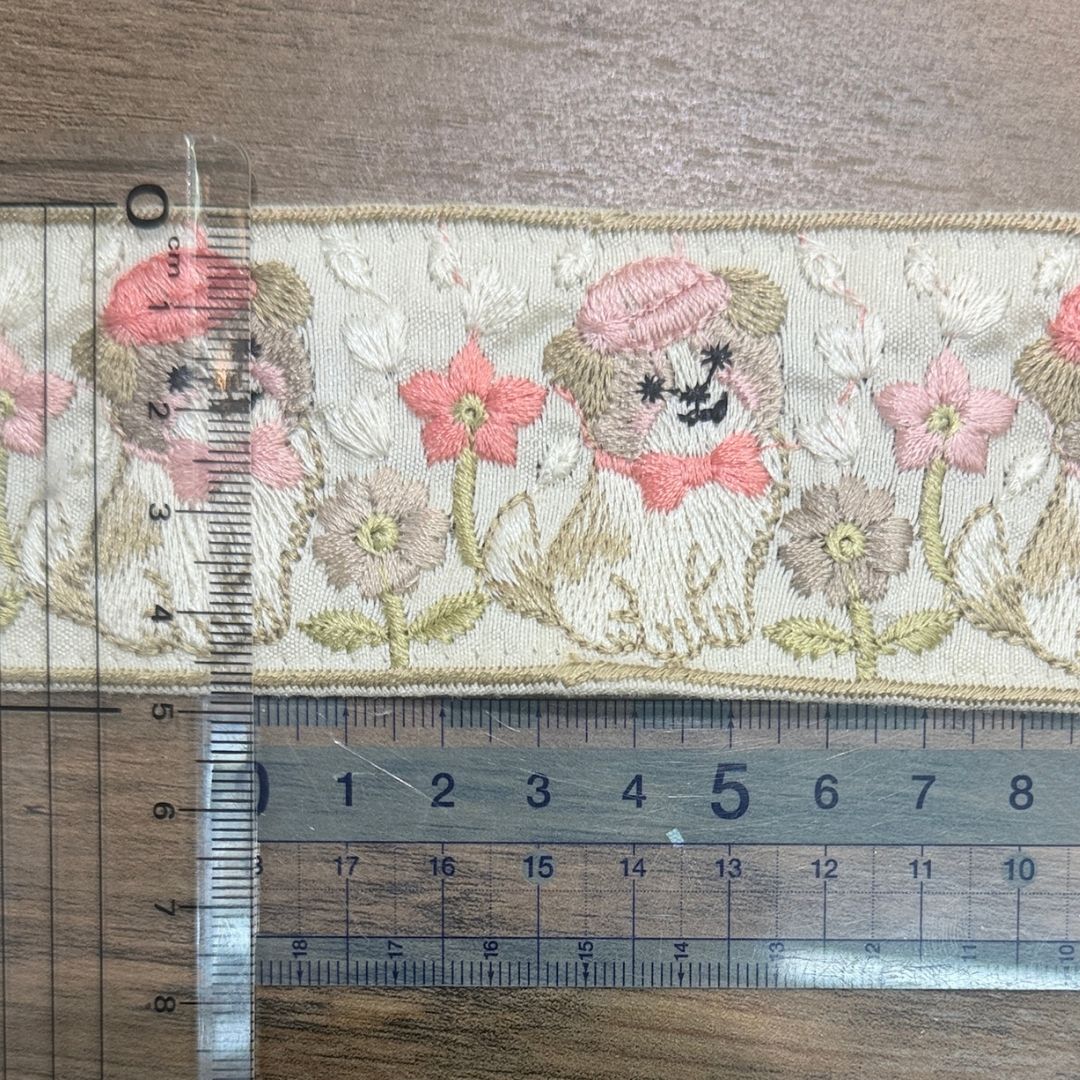 【50cm単位】 刺繍リボン インド刺繍リボン 犬柄 動物柄 ベレー帽のわんこたち細幅 幅約4.8cm 幅約45mm~55mm 261015001