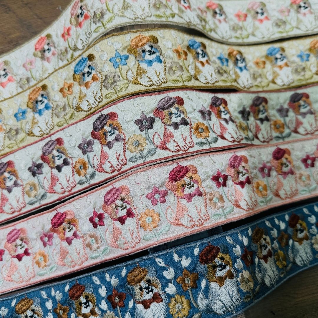 【50cm単位】 刺繍リボン インド刺繍リボン 犬柄 動物柄 ベレー帽のわんこたち細幅 幅約4.8cm 幅約45mm~55mm 261015001