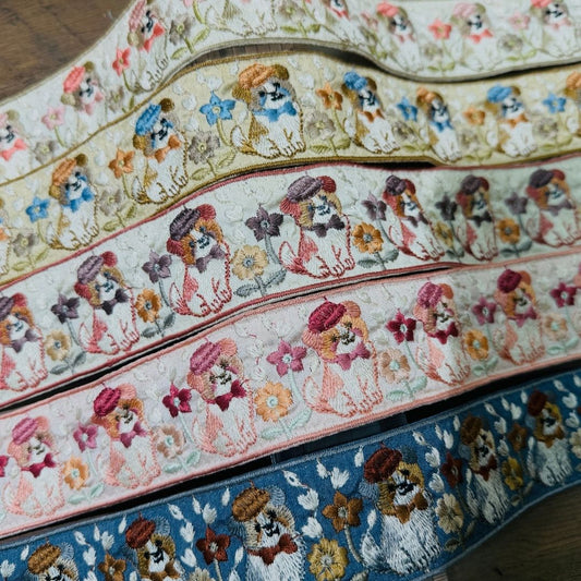 【50cm単位】 刺繍リボン インド刺繍リボン 犬柄 動物柄 ベレー帽のわんこたち細幅 幅約4.8cm 幅約45mm~55mm 261015001