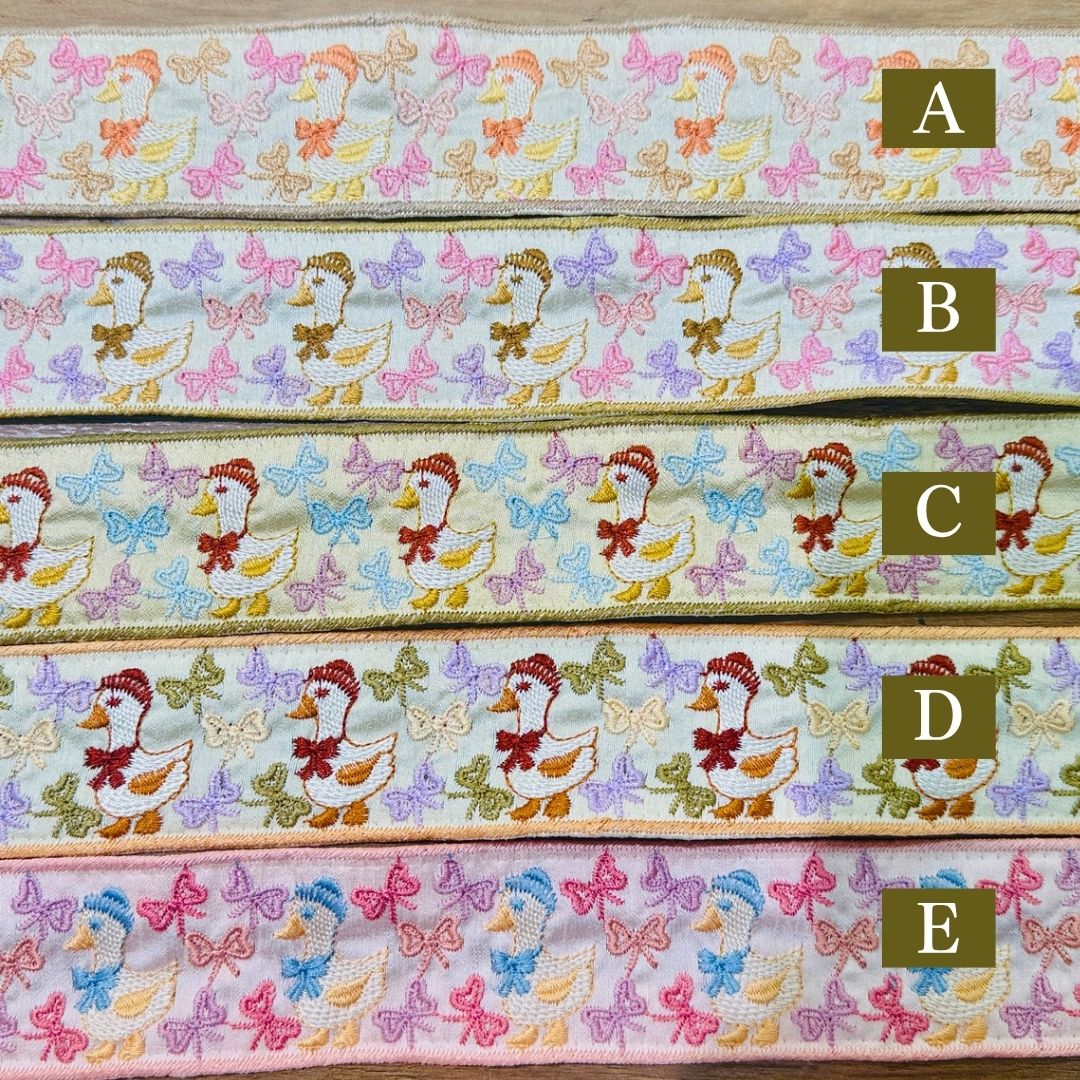 【50cm単位】 刺繍リボン インド刺繍リボン 動物柄 鳥柄 布地 ノンスパンコール 細幅 ベレー帽のアヒルたち 約4.8cm 約45mm～55mm 261015002