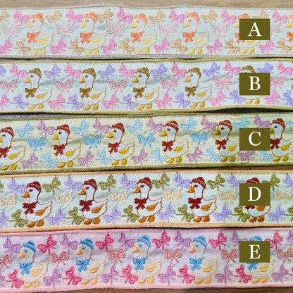 【50cm単位】 刺繍リボン インド刺繍リボン 動物柄 鳥柄 布地 ノンスパンコール 細幅 ベレー帽のアヒルたち 約4.8cm 約45mm～55mm 261015002
