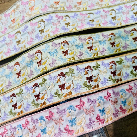【50cm単位】 刺繍リボン インド刺繍リボン 動物柄 鳥柄 布地 ノンスパンコール 細幅 ベレー帽のアヒルたち 約4.8cm 約45mm～55mm 261015002