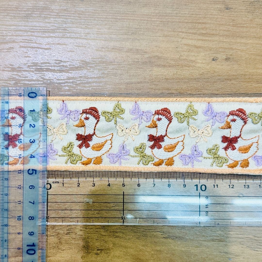 【50cm単位】 刺繍リボン インド刺繍リボン 動物柄 鳥柄 布地 ノンスパンコール 細幅 ベレー帽のアヒルたち 約4.8cm 約45mm～55mm 261015002