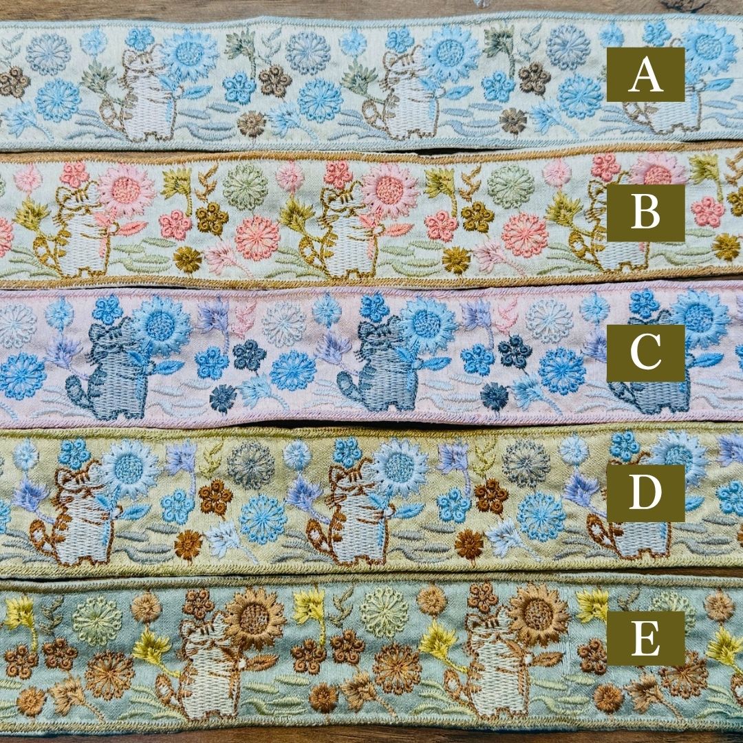 【50cm単位】 刺繍リボン インド刺繍リボン 布地 ノンスパンコール 動物柄 猫柄 マーガレットを贈る猫  幅約4.8cm 45mm~55mm 261015003