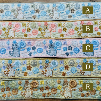 【50cm単位】 刺繍リボン インド刺繍リボン 布地 ノンスパンコール 動物柄 猫柄 マーガレットを贈る猫  幅約4.8cm 45mm~55mm 261015003