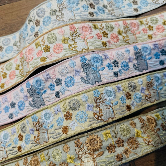 【50cm単位】 刺繍リボン インド刺繍リボン 布地 ノンスパンコール 動物柄 猫柄 マーガレットを贈る猫  幅約4.8cm 45mm~55mm 261015003