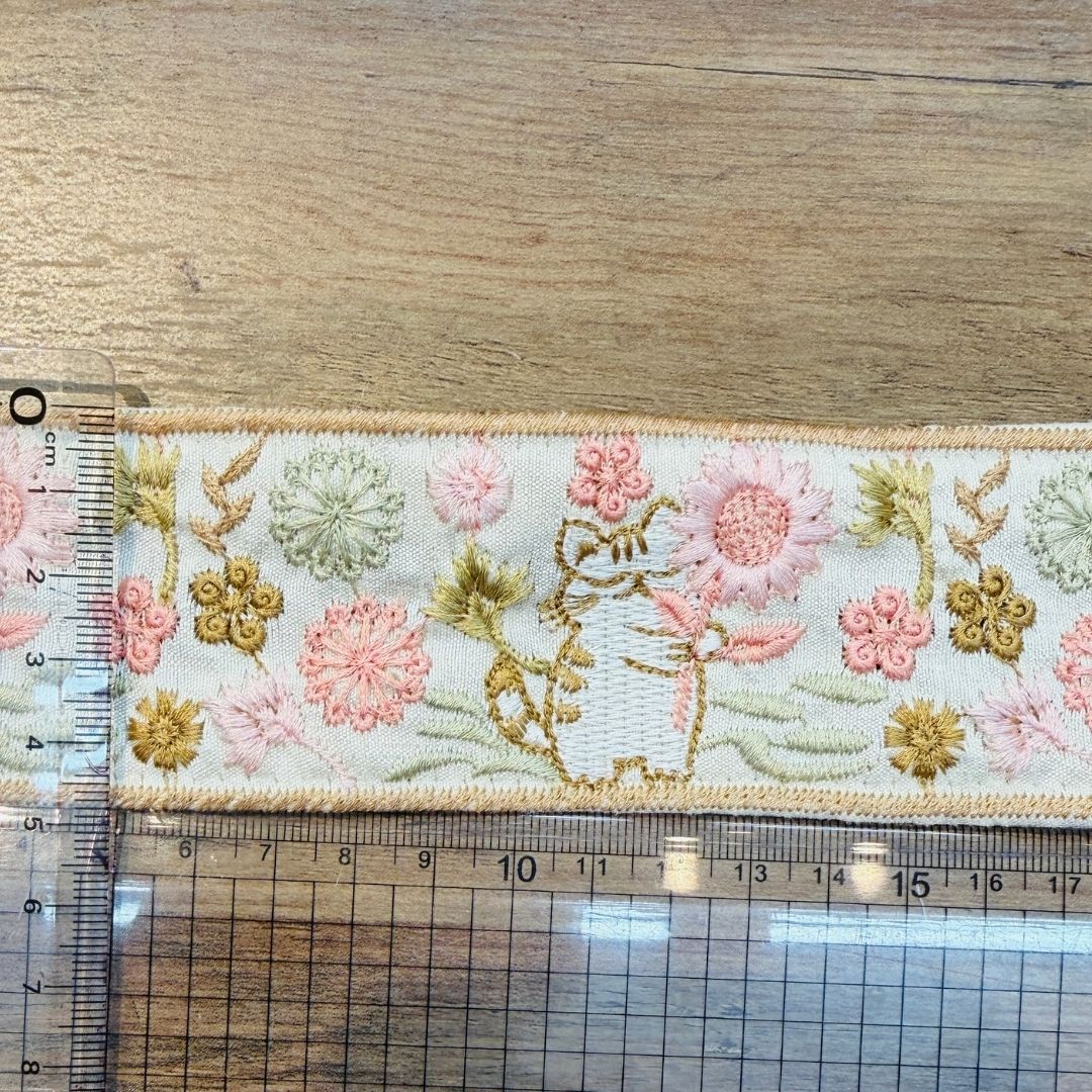 【50cm単位】 刺繍リボン インド刺繍リボン 布地 ノンスパンコール 動物柄 猫柄 マーガレットを贈る猫  幅約4.8cm 45mm~55mm 261015003