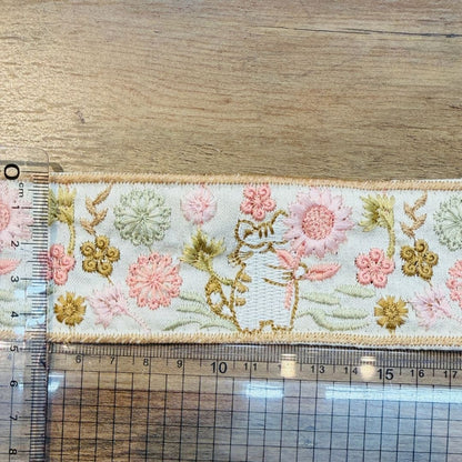 【50cm単位】 刺繍リボン インド刺繍リボン 布地 ノンスパンコール 動物柄 猫柄 マーガレットを贈る猫  幅約4.8cm 45mm~55mm 261015003