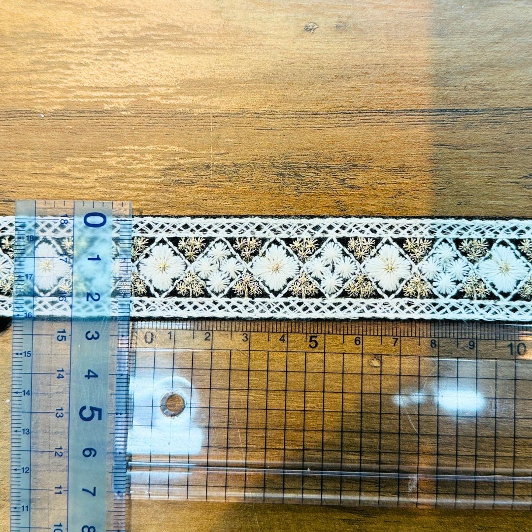 【50cm単位】 刺繍リボン インド刺繍リボン 白糸格子の小花柄 細幅 ノンスパンコール チュール 幅約2.7cm 幅20mm～30mm 261015012