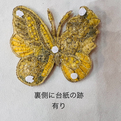 ビーズ刺繍 ワッペン カラフル 美しい 躍るように 花々へ 宝石のような 蝶  縦約9.4cm×横約10.5cm PT24062901