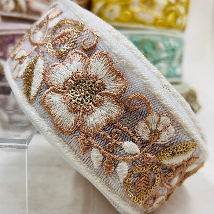 【50cm単位】 刺繍リボン スパンコールが輝く カラーに縁取られた大輪の花 インド刺繡リボン チュール 幅約5.2cm 230404012