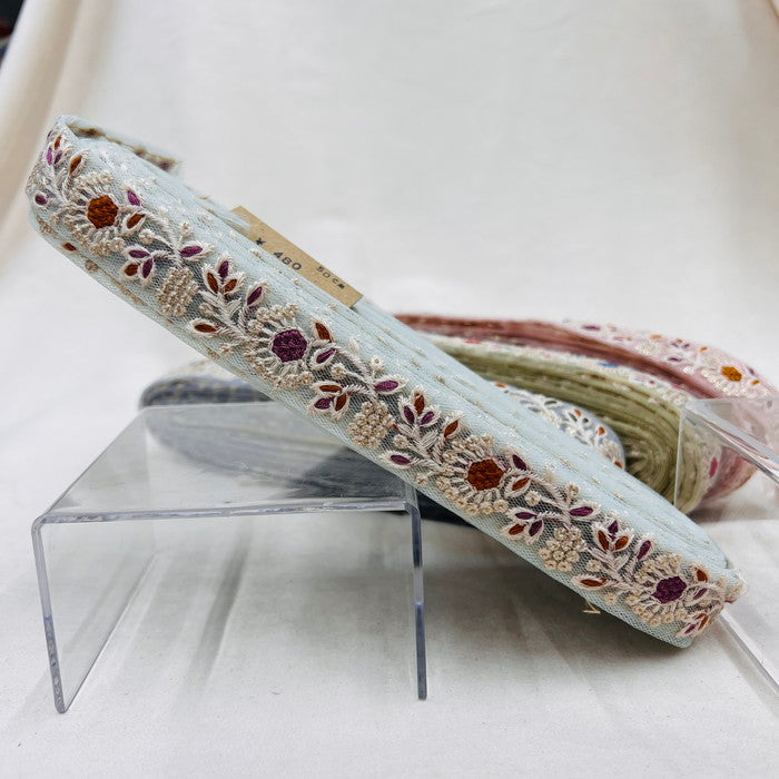 【50cm単位】 刺繍リボン 絵本 の中から やってきた ドロップ のような ポップ で 可愛い 花柄 インド刺繡リボン チュール 幅約2.7cm 230404017