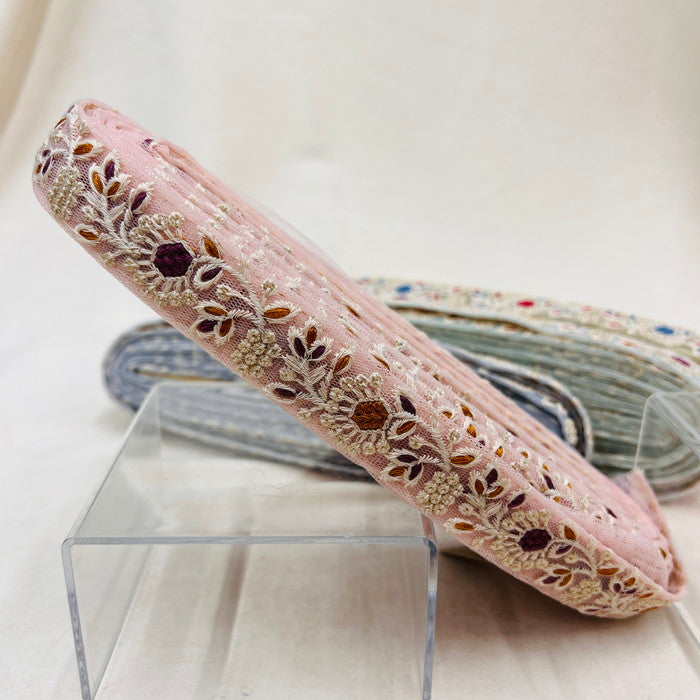 【50cm単位】 刺繍リボン 絵本 の中から やってきた ドロップ のような ポップ で 可愛い 花柄 インド刺繡リボン チュール 幅約2.7cm 230404017