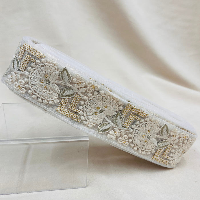 【50cm単位】 刺繍リボン ホワイトの世界 クジャクのような 大輪の花 チュール 幅約4.7cm 23040626007