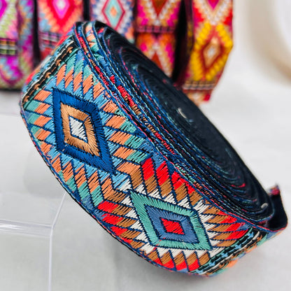 【50cm単位】 刺繍リボン ノンスパンコール  ビビットカラーでオシャレ 幾何学模様 布地 幅約4.2cm 23040626018
