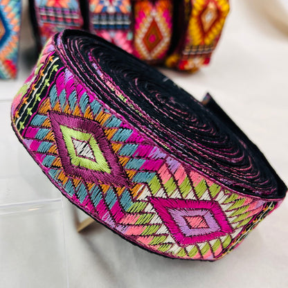 【50cm単位】 刺繍リボン ノンスパンコール  ビビットカラーでオシャレ 幾何学模様 布地 幅約4.2cm 23040626018