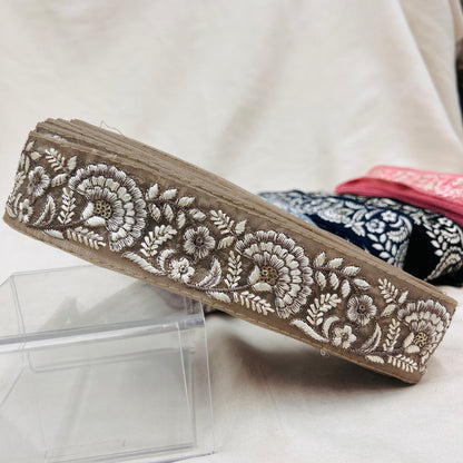 【50cm単位】 刺繍リボン 美しさの条件 空へ羽ばたくように 白い大輪の花② チュール 幅約4.6cm 23040626026