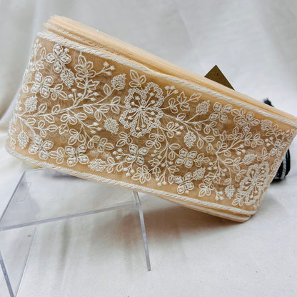 【50cm単位】 刺繍リボン 太幅 繊細なデザイン 爽やかな風に身を任せて 白い花柄②  チュール 幅約9cm 23040626028