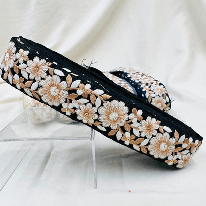 【50cm単位】 刺繍リボン スパンコールが輝く ゴールドの葉に魅せられて 白い花柄 布地 幅約4.3cm 230508004