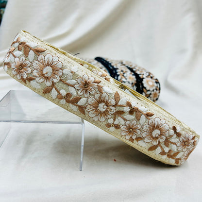 【50cm単位】 刺繍リボン 可愛さの条件 白とベージュの共演 シンプル可愛い花柄 布地 幅約4cm 230508001
