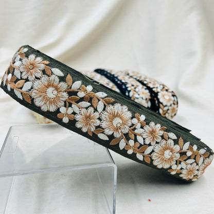 【50cm単位】 刺繍リボン スパンコールが輝く ゴールドの葉に魅せられて 白い花柄 布地 幅約4.3cm 230508004