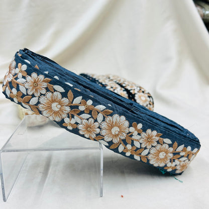 【50cm単位】 刺繍リボン スパンコールが輝く ゴールドの葉に魅せられて 白い花柄 布地 幅約4.3cm 230508004
