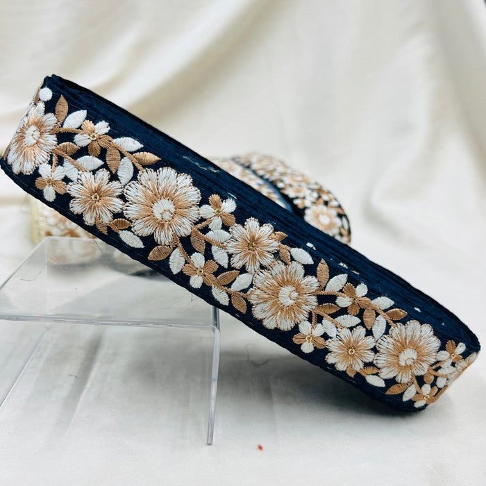 【50cm単位】 刺繍リボン 可愛さの条件 白とベージュの共演 シンプル可愛い花柄 布地 幅約4cm 230508001