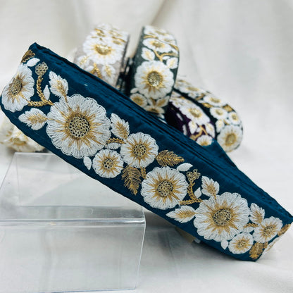 【50cm単位】 刺繍リボン スパンコールが輝く ゴールドの葉に魅せられて 白い花柄 布地 幅約4.3cm 230508004
