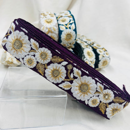 【50cm単位】 刺繍リボン スパンコールが輝く ゴールドの葉に魅せられて 白い花柄 布地 幅約4.3cm 230508004