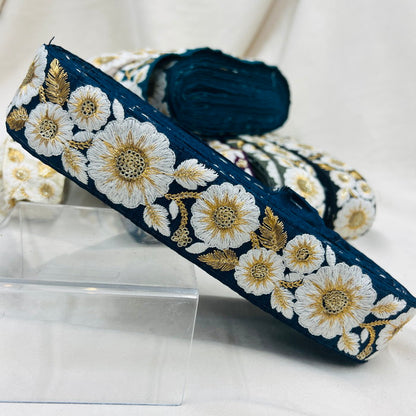 【50cm単位】 刺繍リボン スパンコールが輝く ゴールドの葉に魅せられて 白い花柄 布地 幅約4.3cm 230508004