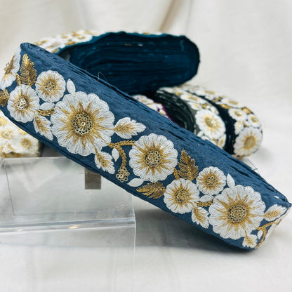 【50cm単位】 刺繍リボン スパンコールが輝く ゴールドの葉に魅せられて 白い花柄 布地 幅約4.3cm 230508004
