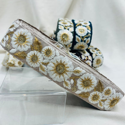 【50cm単位】 刺繍リボン スパンコールが輝く ゴールドの葉に魅せられて 白い花柄 布地 幅約4.3cm 230508004