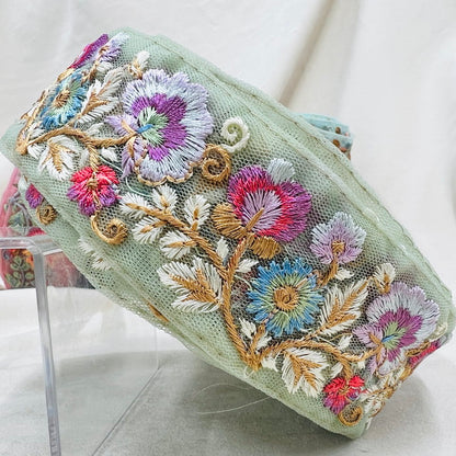 【50cm単位】 刺繍リボン ノンスパンコール！ 刺繍のみで織りなす キュートな花柄 チュール 幅約4.4cm 230508013