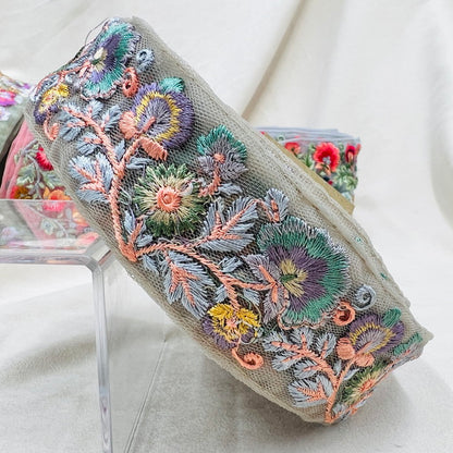 【50cm単位】 刺繍リボン ノンスパンコール！ 刺繍のみで織りなす キュートな花柄 チュール 幅約4.4cm 230508013