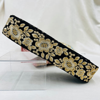 【50cm単位】 刺繍リボン ゴールドで紡ぐ コロンとした花柄 可愛さと美しさの共演 布地 幅約4.1cm 230610004